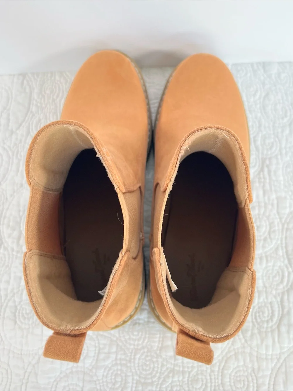 Universal Thread Tan Chelsea Boots Women’s Size 8 Lug Sole Ankle Booties NEW